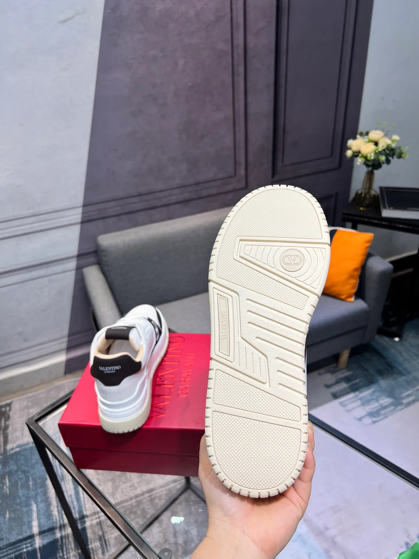 Men's Men's Shoes 💰660 Valentino 2023 early autumn new star shoes are now online! Wang Hedi and Ren Jialun have been worn by many celebrities. Who can refuse the same couple shoes as Wang Hedi! The design of Stars Stab My Heart is cool and spicy. The material of the shoes is cowhide, and every color is beautiful! Size 35-40, men’s size 39-44 (women’s 41, men’s 38, 45🉑️customized)